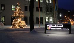Weihnachtsbaum vor dem Landratsamt Wunsiedel i. Fichtelgebirge