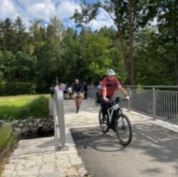 Die ersten Radfahrer queren die neu gebaute Brücke über die Röslau