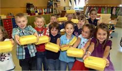 Kinder mit Brotboxen