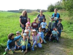 Team Kinderhaus Montessori Marktleuthen Gruppe Regenbogen und Lisa Reiprich von der unteren Naturschutzbehörde